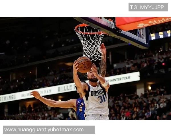 克莱上半场表现出色三分命中率高助球队稳住局势 克莱上半场表现出色三分命中率高助球队稳住局势