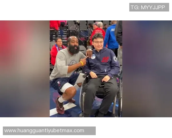 快船分享哈登与中国留学生约翰郝亲密合影表达感激之情 快船分享哈登与中国留学生约翰郝亲密合影表达感激之情