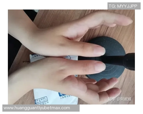 梅尔顿因旧伤复发赛后冰敷右手预计几天后恢复正常状态