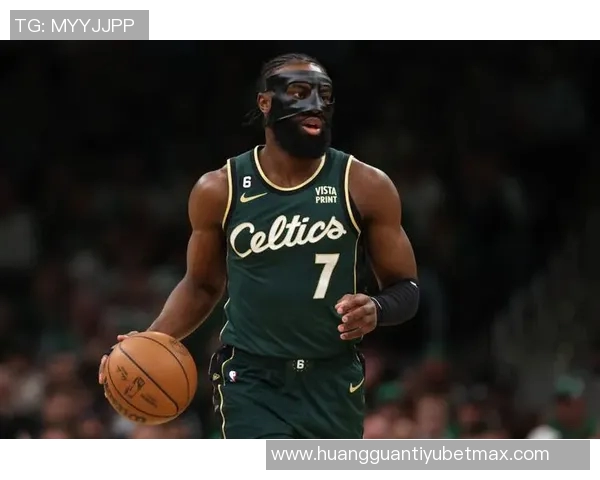 杰伦布朗半场表现出色普理查德助攻频繁两人联手引领球队攻势 杰伦布朗半场表现出色普理查德助攻频繁两人联手引领球队攻势